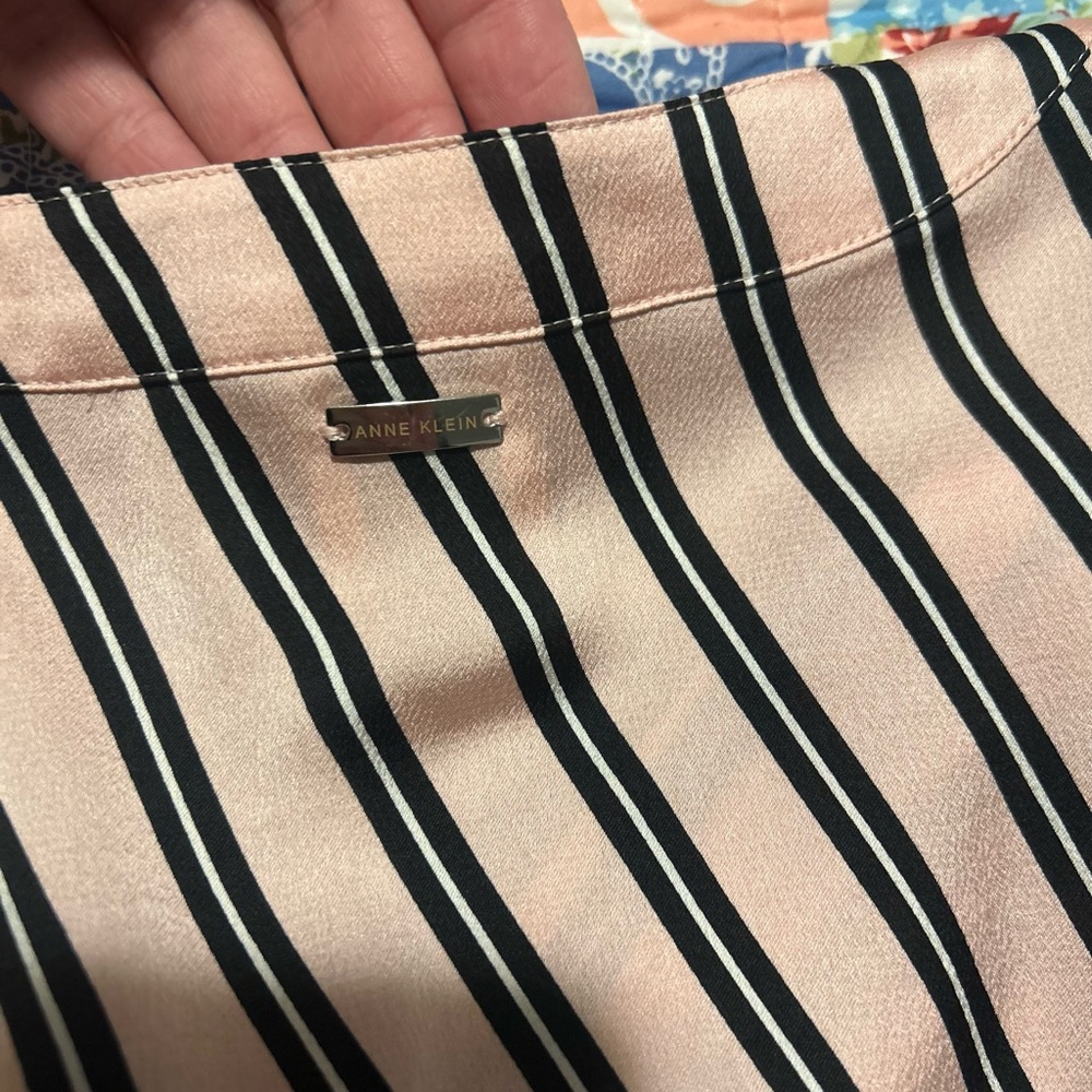 Anne Klein V neckline 100% polyester pink and black stripe shirt size large - Picture 6 of 6